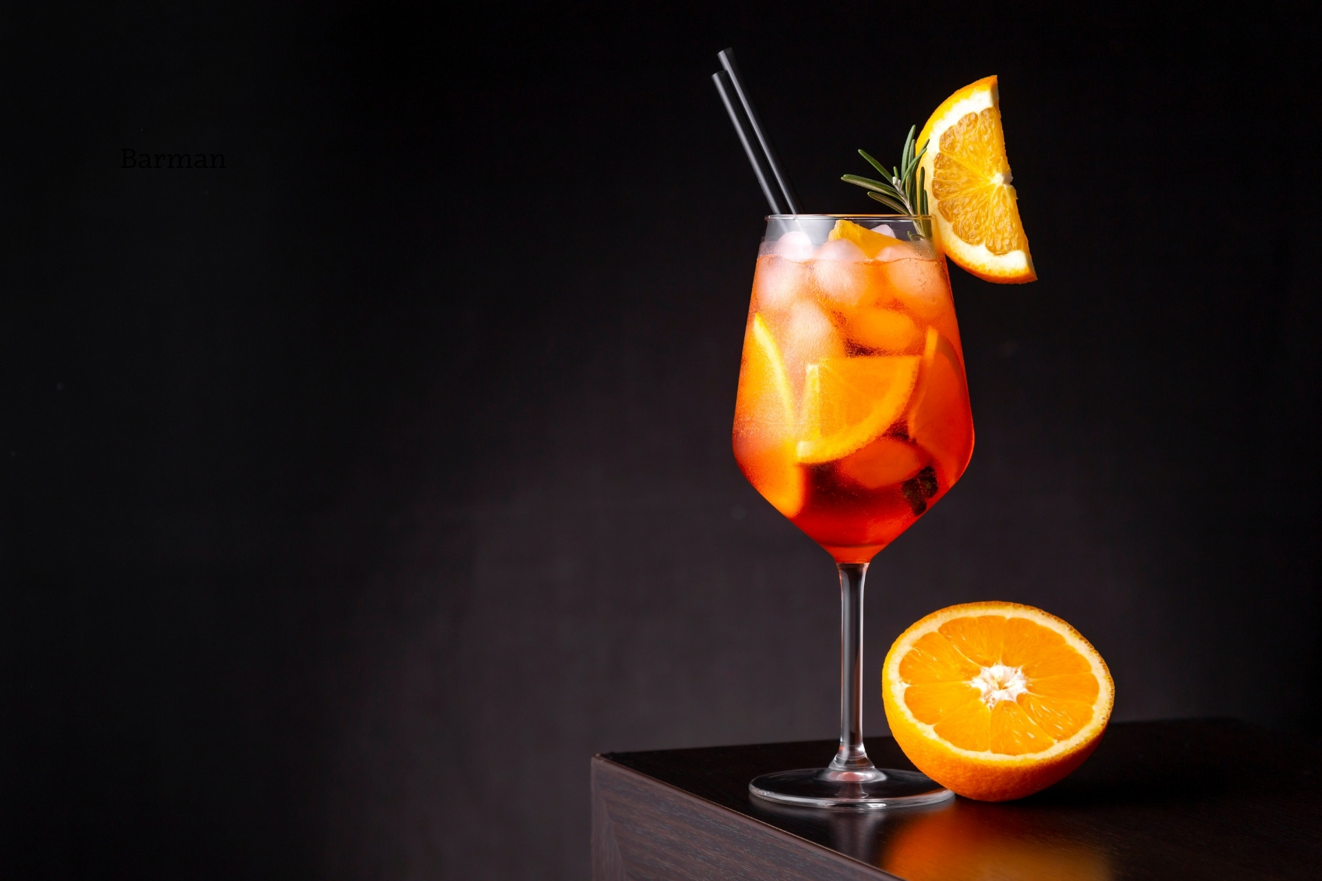 Aperol Spritz Aperol Spritz podany w kieliszku do wina z plasterkiem pomarańczy i rozmarynem.