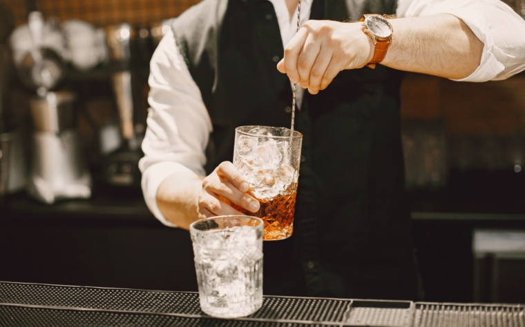 Barman przygotowuje klasyczny koktajl podczas planowania obsługi mobilnego baru