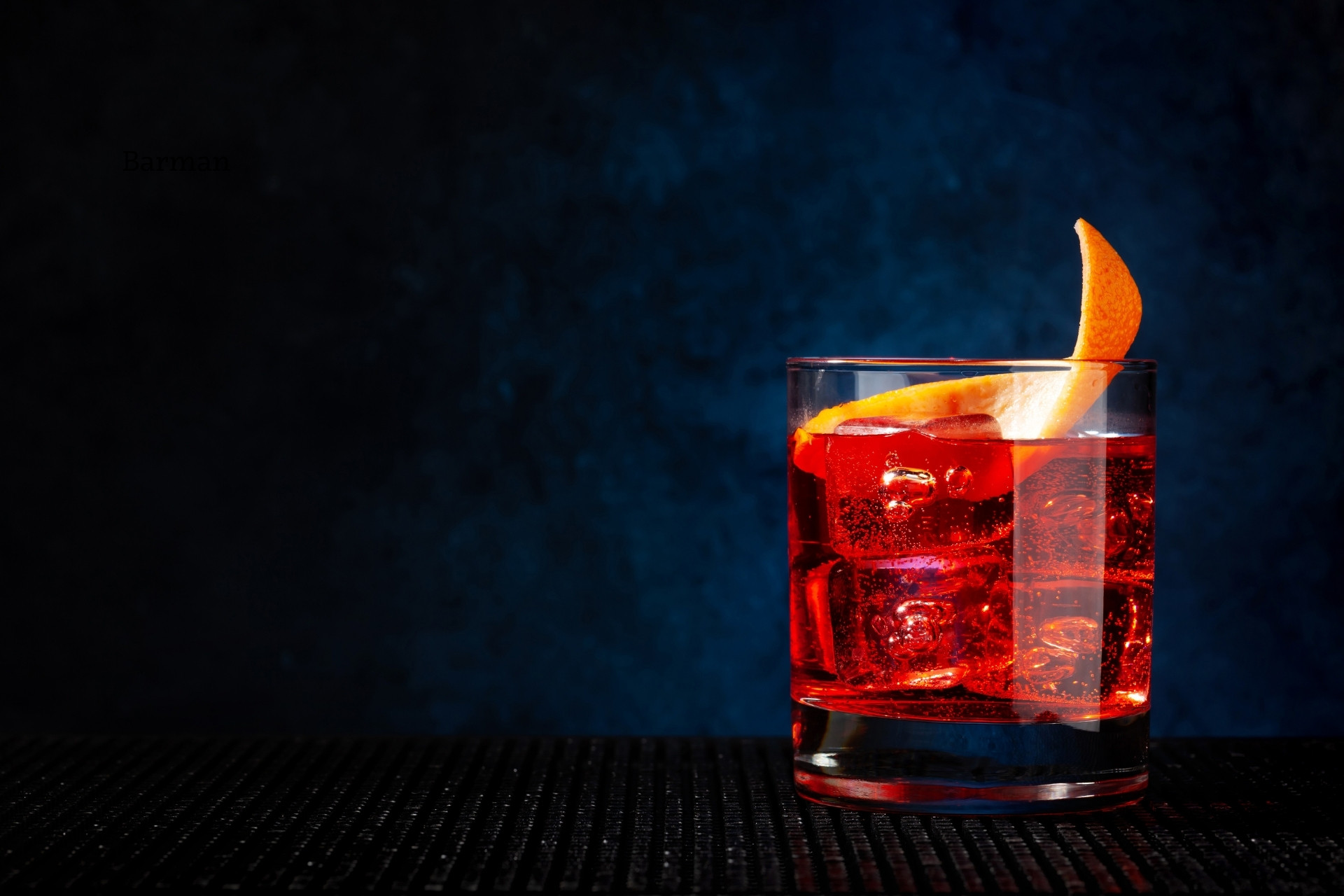 Negroni Negroni podane na dużej kostce lodu z twistem ze skórki pomarańczy.
