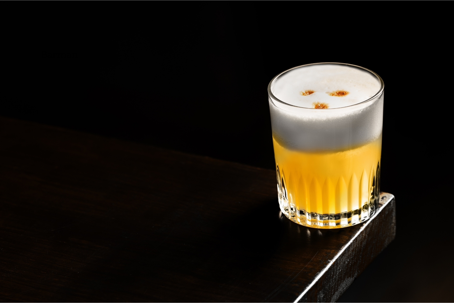 Whisky sour Koktajl Whisky Sour z aksamitną pianką podany w szklance typu rocks.