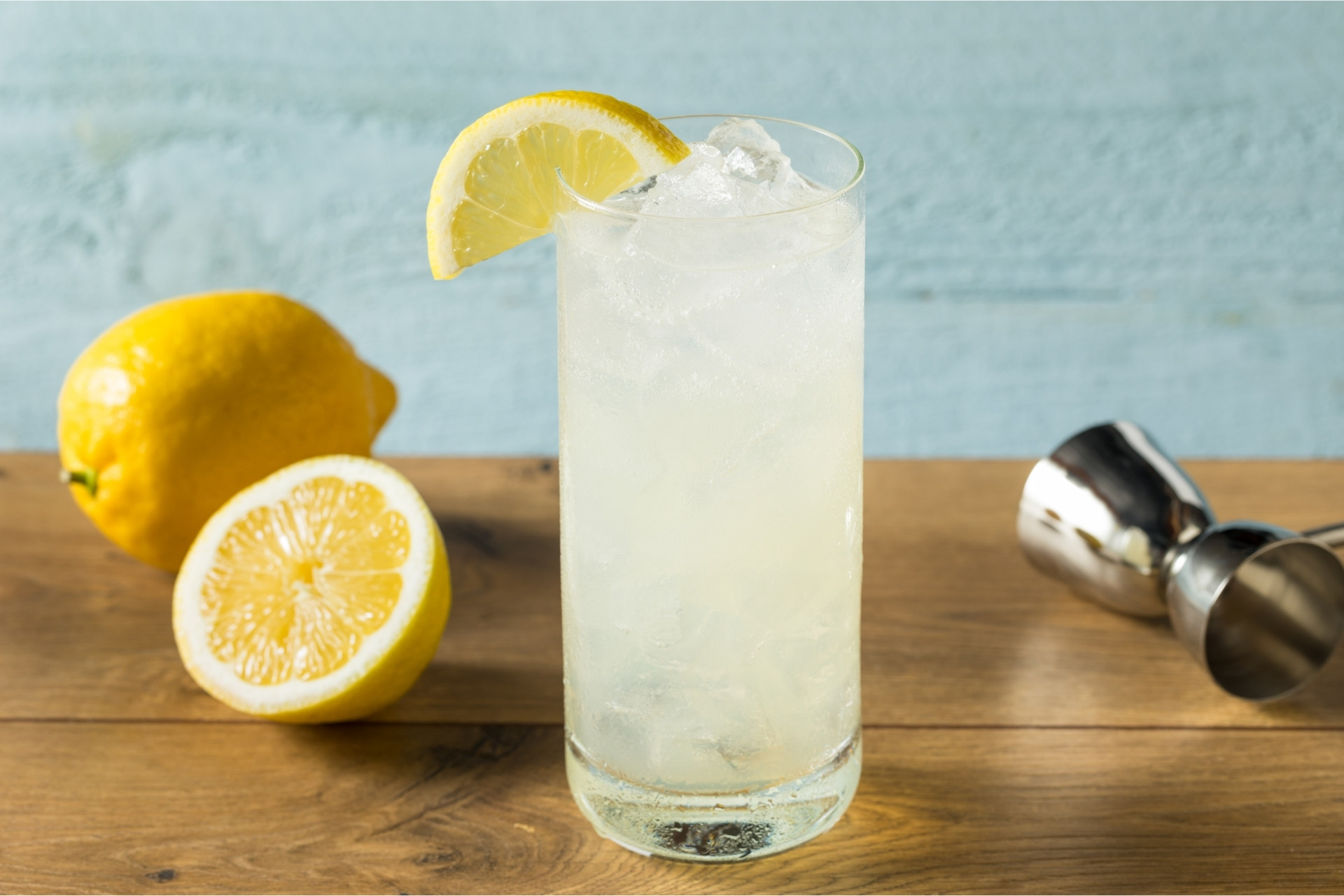 tom collins Tom Collins podany w wysokiej szklance z plasterkiem cytryny i kruszonym lodem.